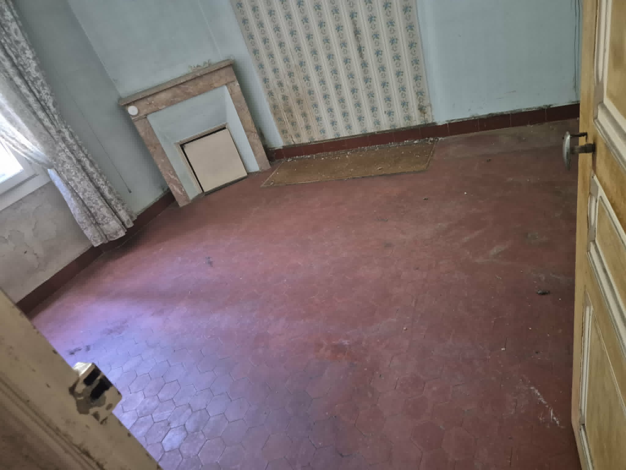 Appartement vidé pièce cheminée marbre