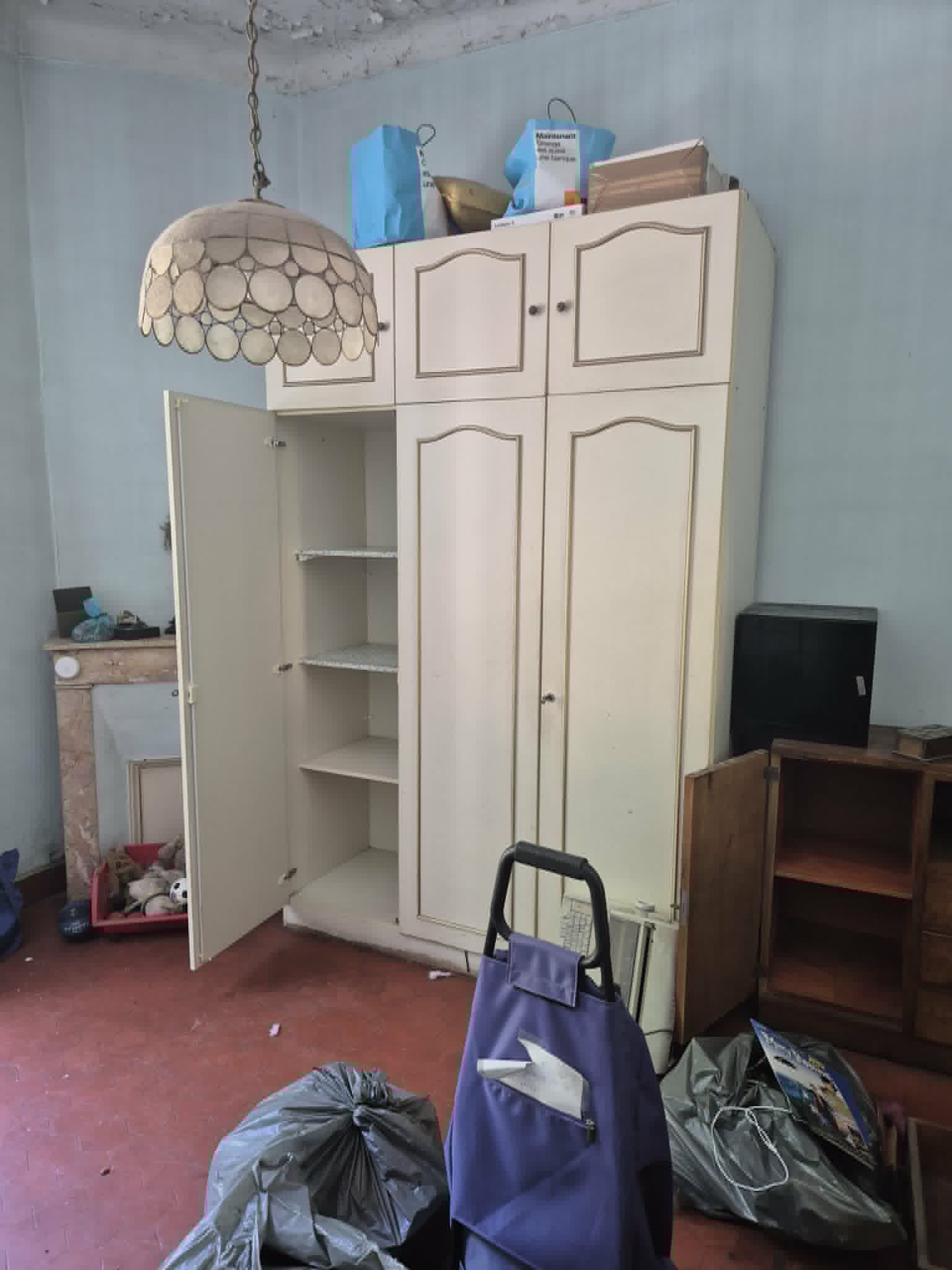 Vide appartement avant armoire blanche