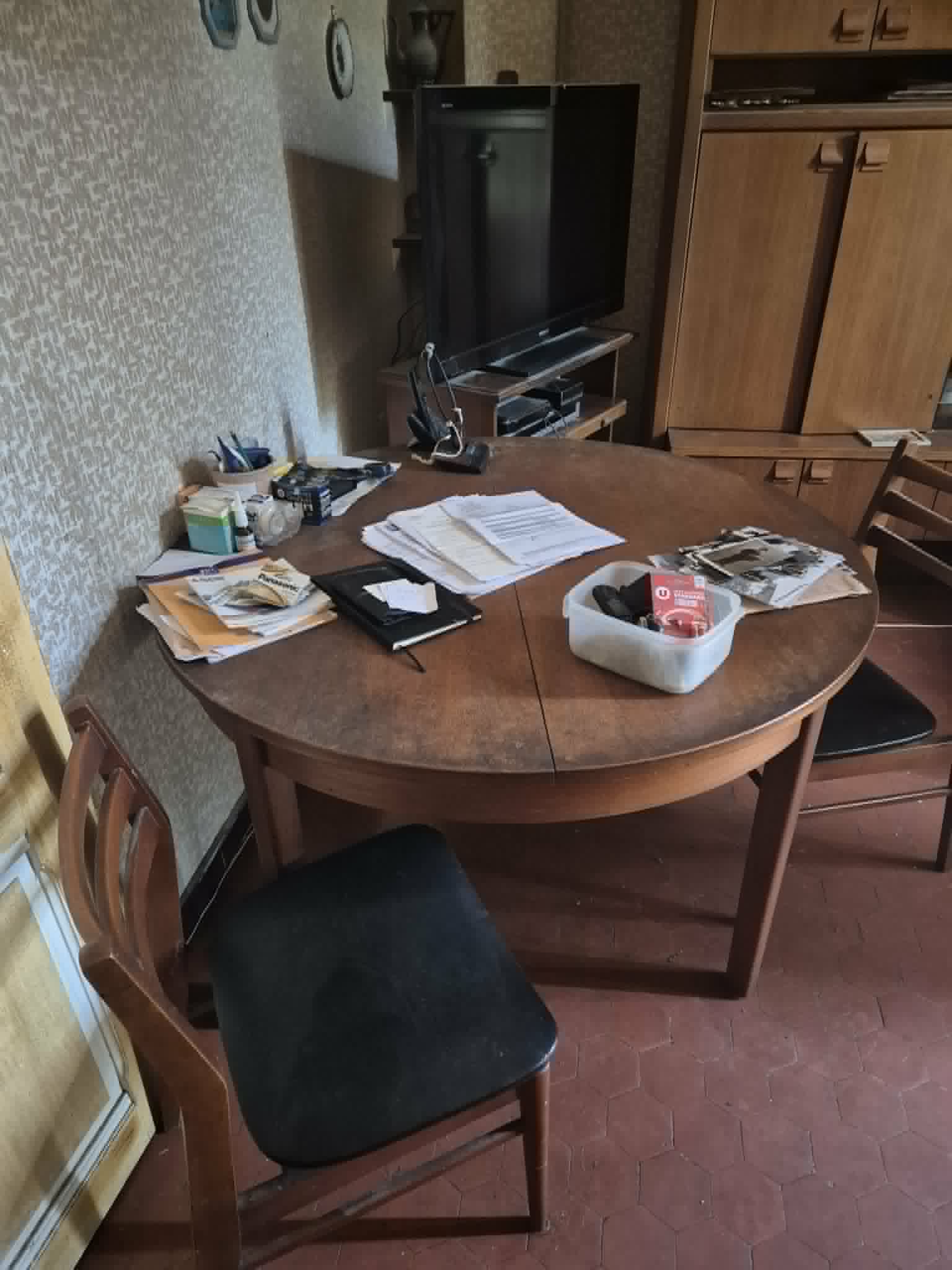 Vide appartement avant salle à manger table ronde