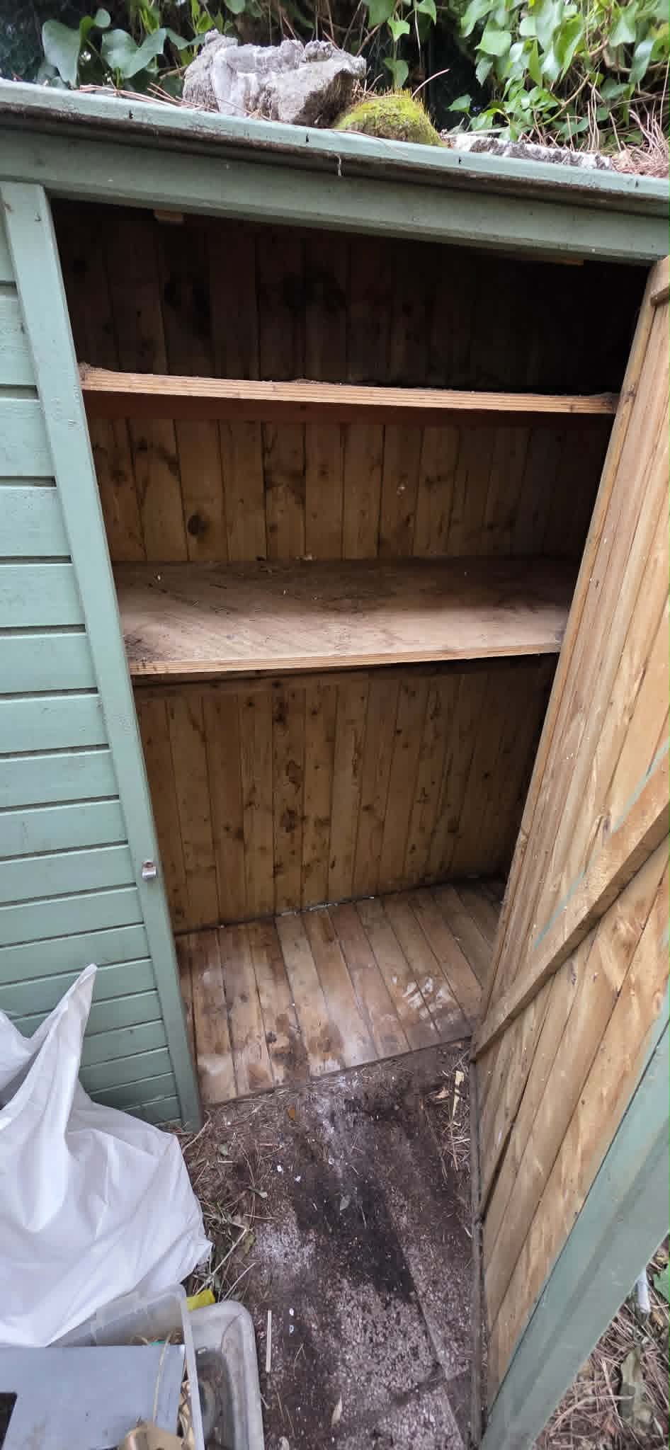 Villa abri vert vidé étagères propres