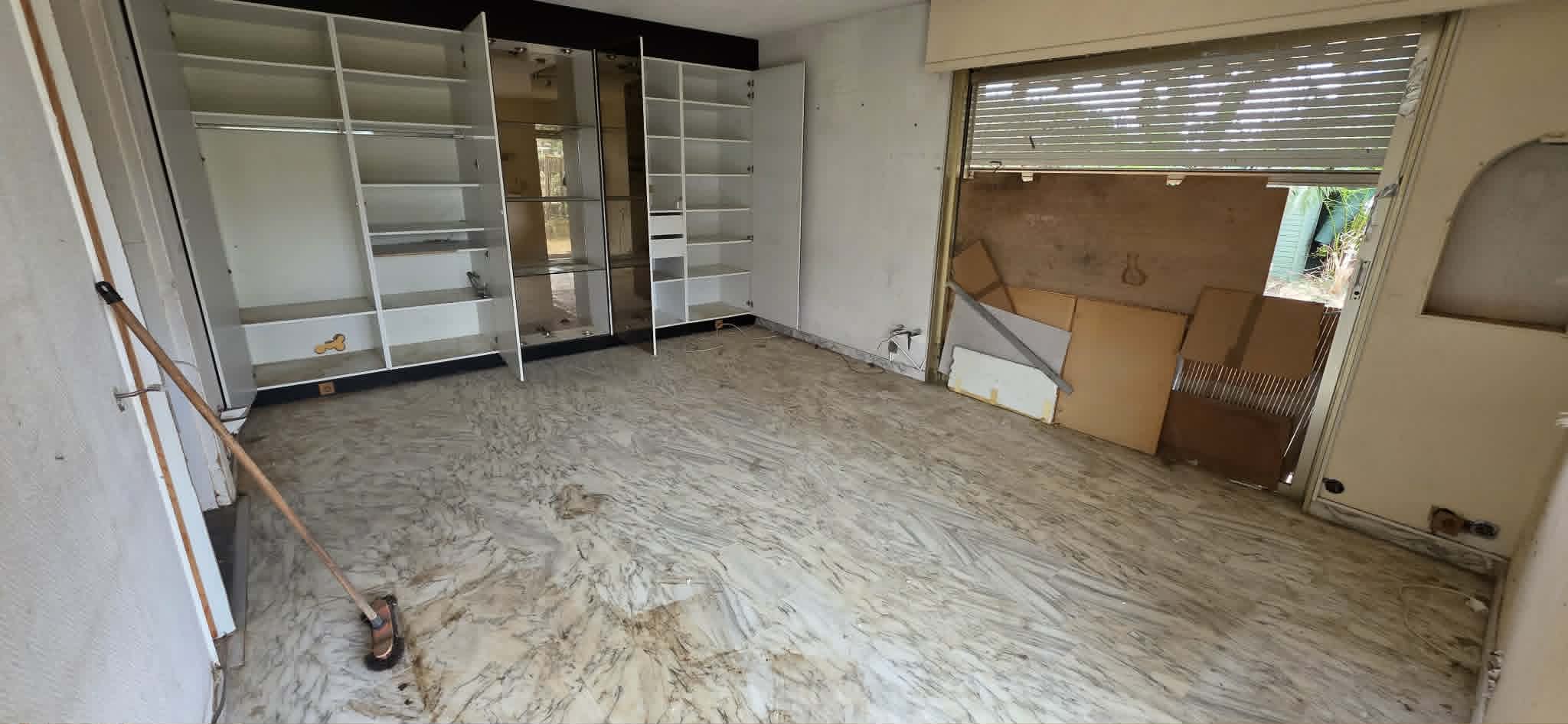 Villa chambre vidée meubles encastrés