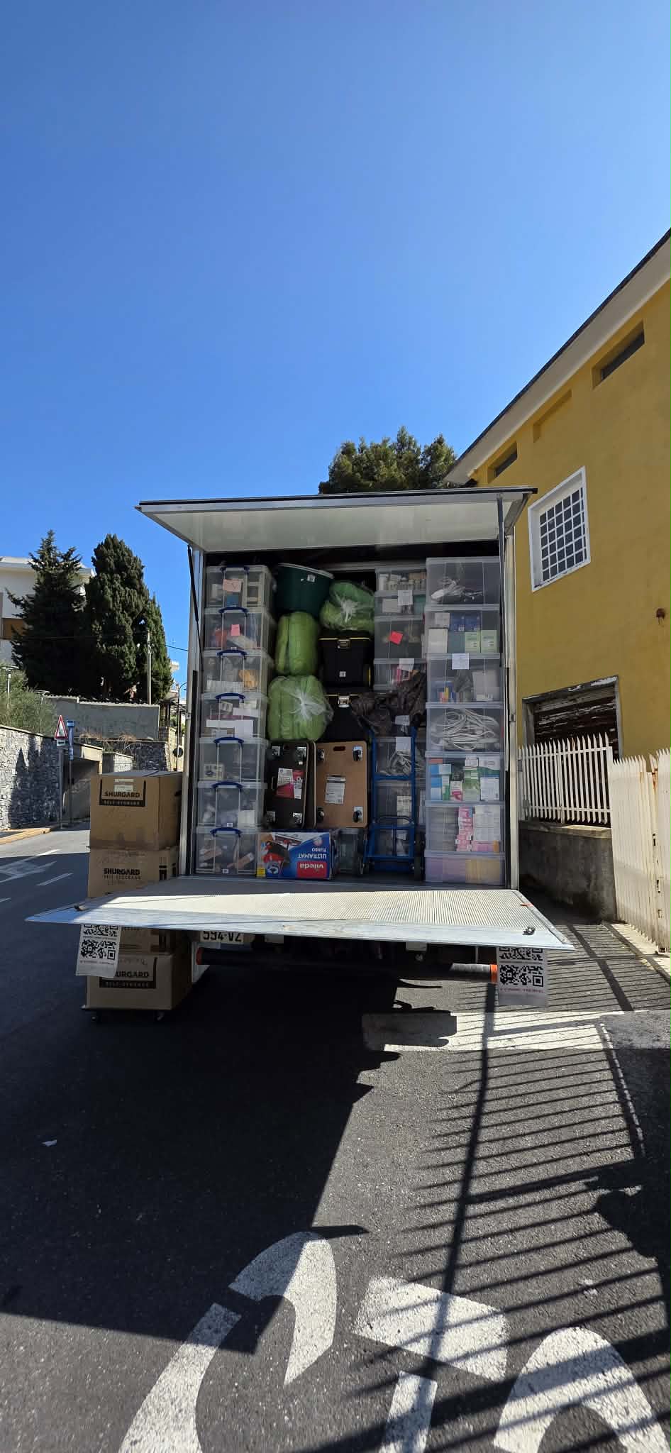 Camion DTS chargé avec hayon — bacs et cartons rangés pour un déménagement à Cannes