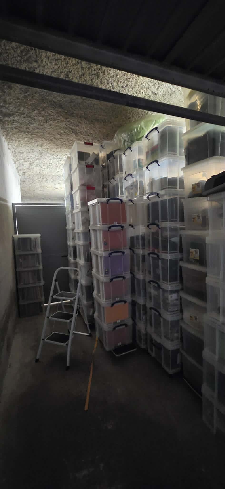 Box de garde-meubles avec colonnes de bacs de rangement empilés et rangés
