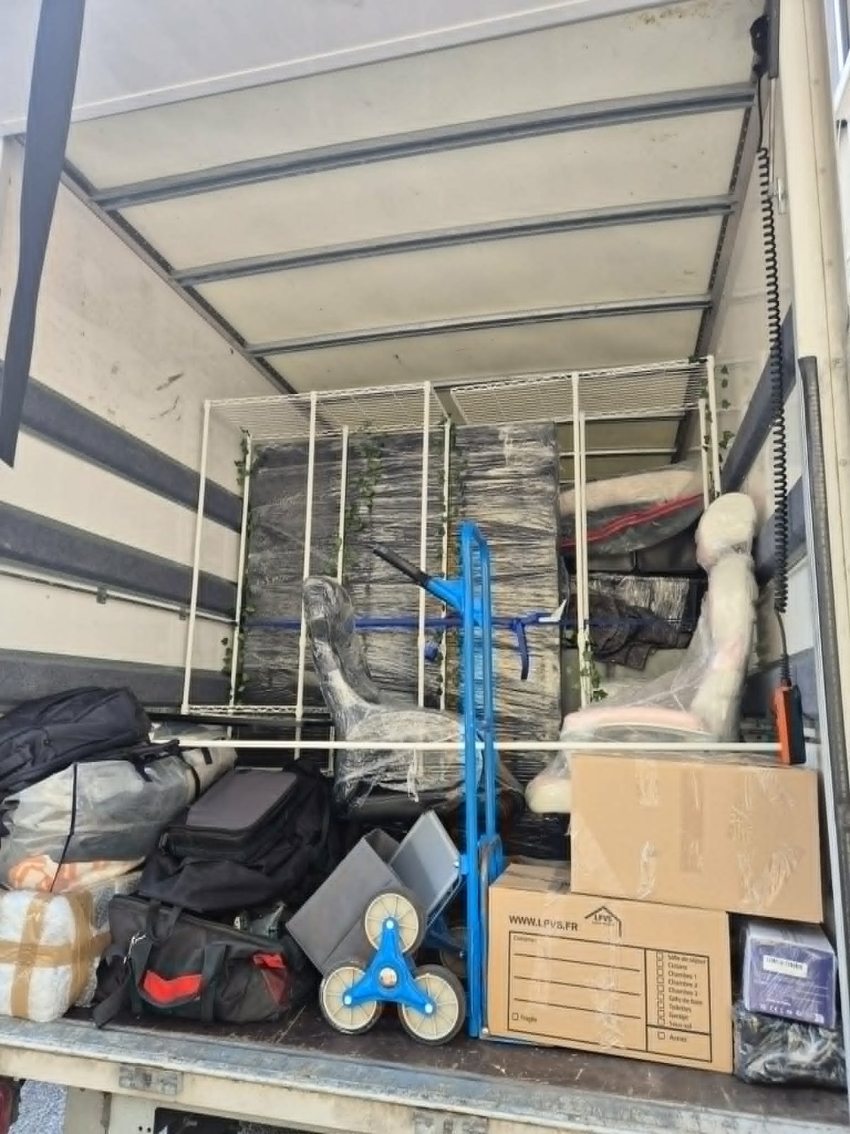 Camion DTS chargé — mobilier filmé, sanglé et calé pour un déménagement sécurisé dans les Alpes-Maritimes