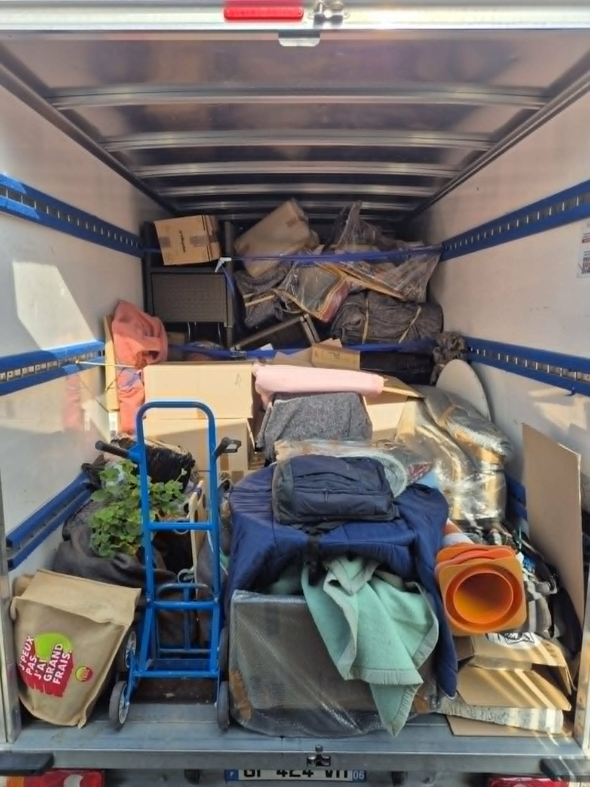 Camion DTS entièrement chargé — bagages, mobilier et affaires calés du sol au plafond