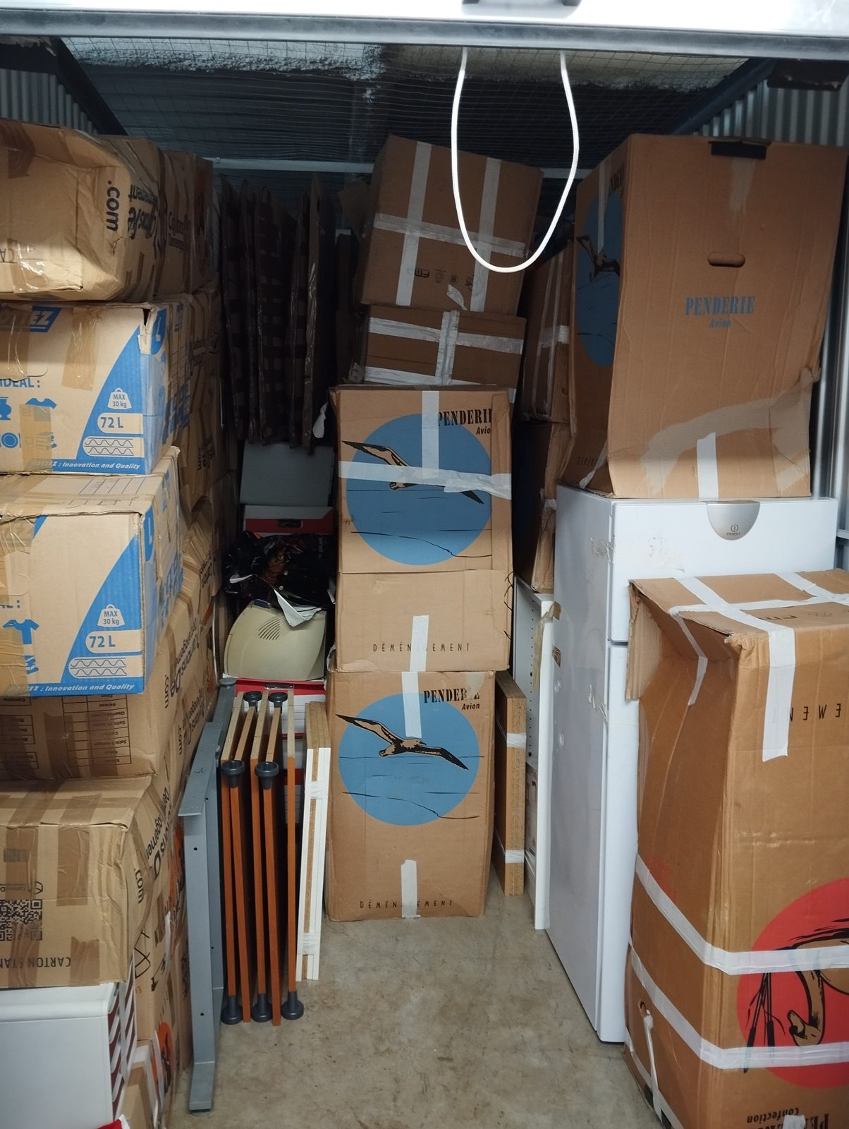 Box de garde-meuble DTS rempli de cartons penderie, mobilier et électroménager