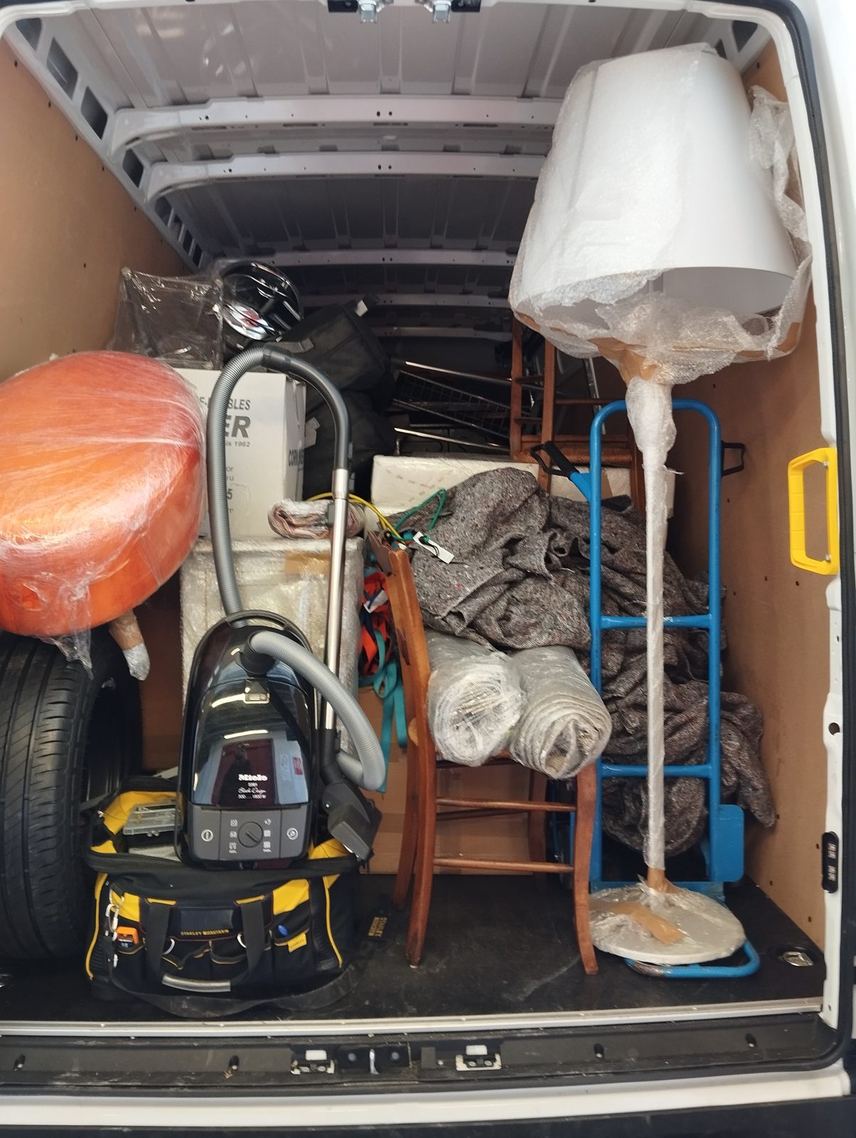 Fourgon DTS chargé — lampadaire, mobilier et objets fragiles emballés pour le transport