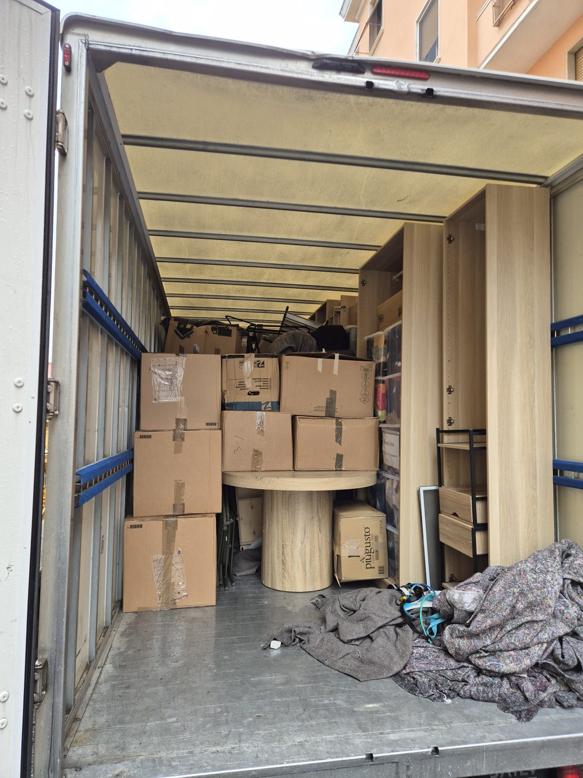 Camion 30 m³ DTS chargé de cartons et mobilier démonté pour un déménagement complet