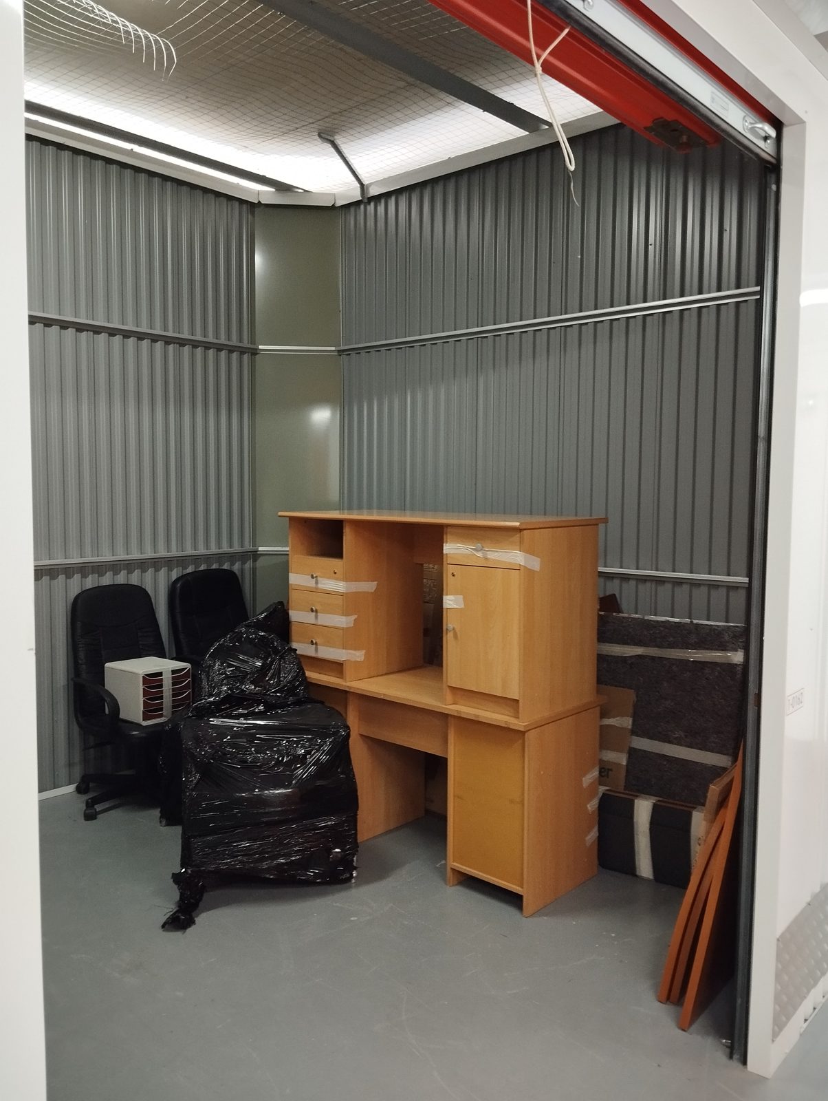 Box de stockage 20 m² DTS avec mobilier de bureau, fauteuils et meubles protégés